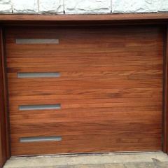 Porte de garage contemporaine en bois