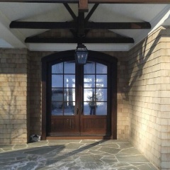 hall d'entrée avec porte de bois double vitrée