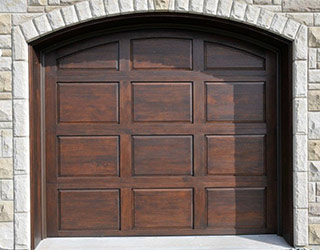 Portes de garage de bois - Mur de pierre